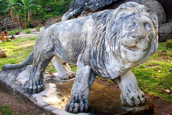 каменный лев